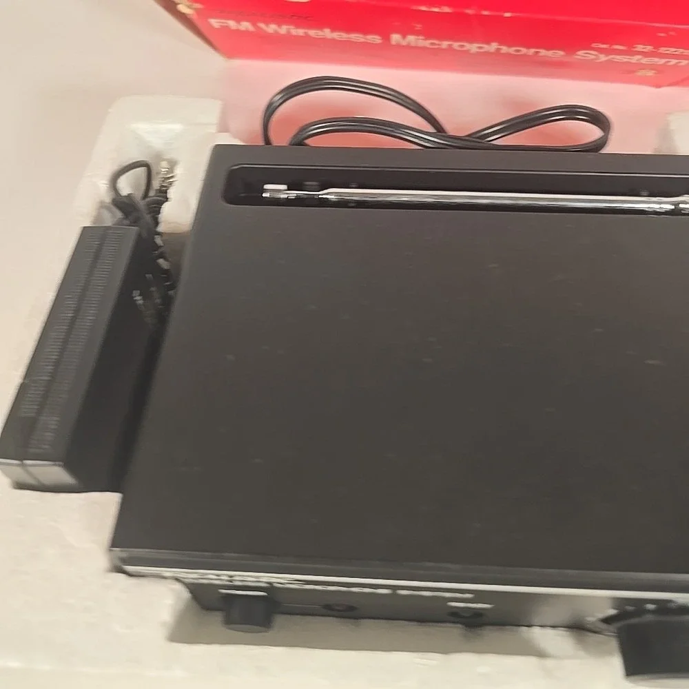 Vintage Realistic FM Wireless Microphone‎ System 32-1221A Clean